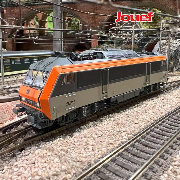 HJ2443 LOCOMOTIVE ÉLECTRIQUE BB 26212, SNCF, LIVRÉE GRISE/ORANGE, LOGO CASQUETTE