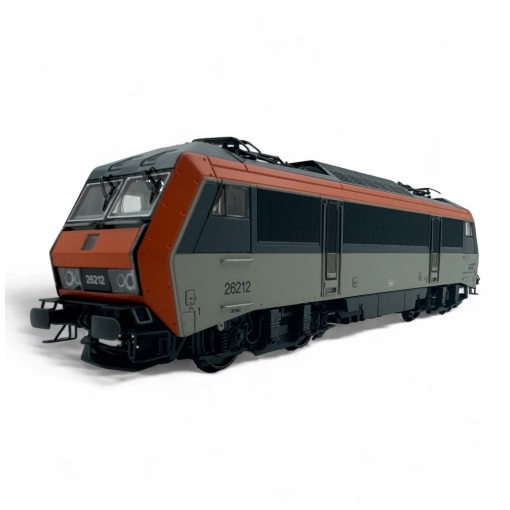 HJ2443 LOCOMOTIVE ÉLECTRIQUE BB 26212, SNCF, LIVRÉE GRISE/ORANGE, LOGO CASQUETTE