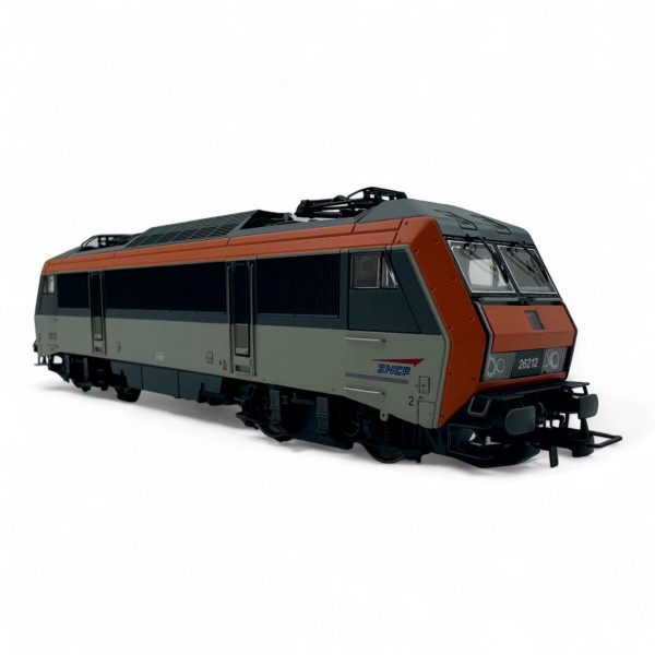 HJ2443 LOCOMOTIVE ÉLECTRIQUE BB 26212, SNCF, LIVRÉE GRISE/ORANGE, LOGO CASQUETTE