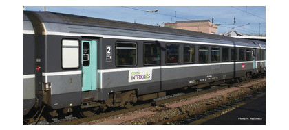 74538 Voiture «Corail» 2ème classe à couloir central de la SNCF